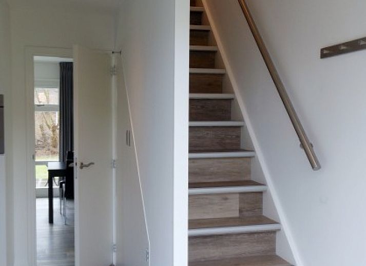 Sonnige Terrasse des Ferienhauses Mirasol in Ballum, Ameland, ideal fuer Mahlzeiten im Freien auf den Watteninseln.