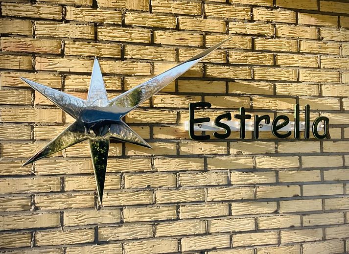 Vakantiehuis Estrella in Ballum, Ameland met charmante voorgevel en groene omgeving op de Waddeneilanden.