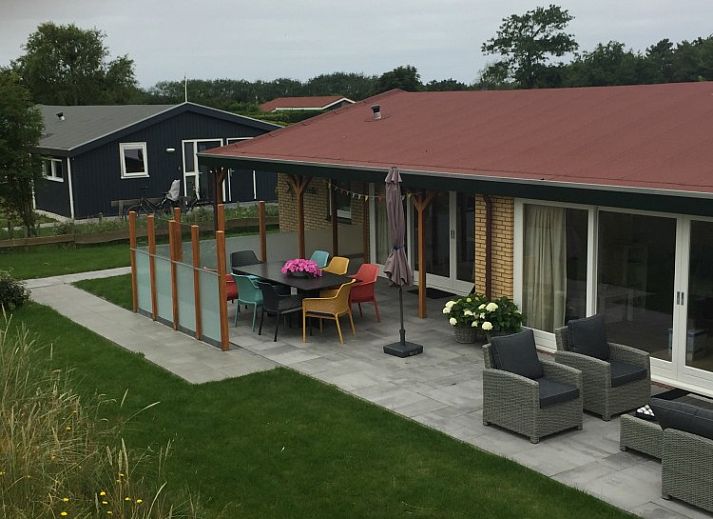 Vakantiehuis Estrella in Ballum, Ameland met charmante voorgevel en groene omgeving op de Waddeneilanden.