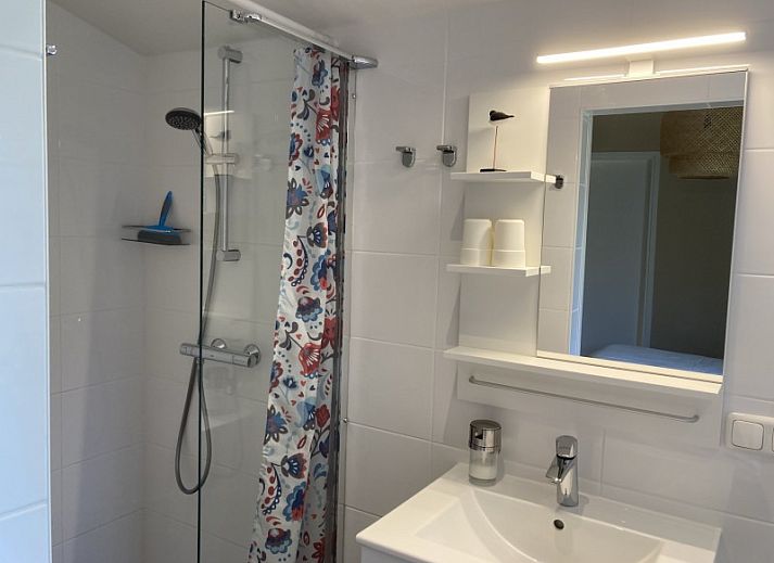 Terras van vakantiehuis Estrella in Ballum, Ameland met uitzicht op de natuurlijke omgeving van de Waddeneilanden.