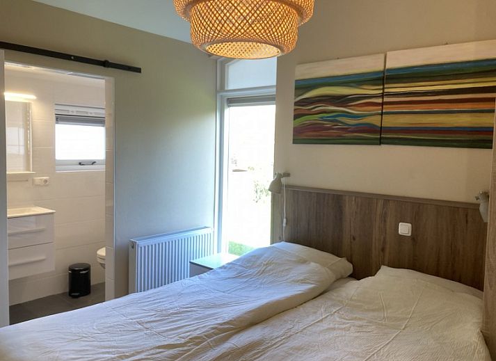 Terras van vakantiehuis Estrella in Ballum, Ameland met uitzicht op de natuurlijke omgeving van de Waddeneilanden.