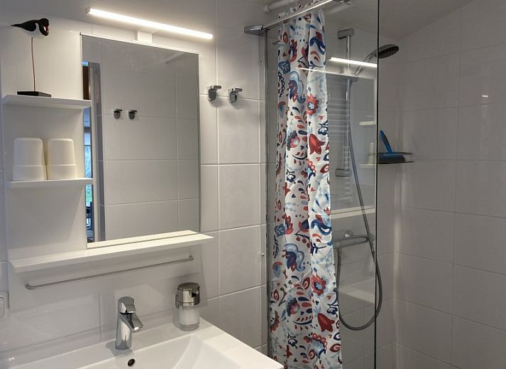 Terras van vakantiehuis Estrella in Ballum, Ameland met uitzicht op de natuurlijke omgeving van de Waddeneilanden.