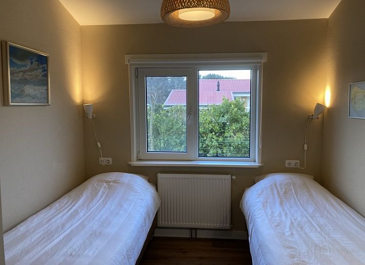 Terras van vakantiehuis Estrella in Ballum, Ameland met uitzicht op de natuurlijke omgeving van de Waddeneilanden.