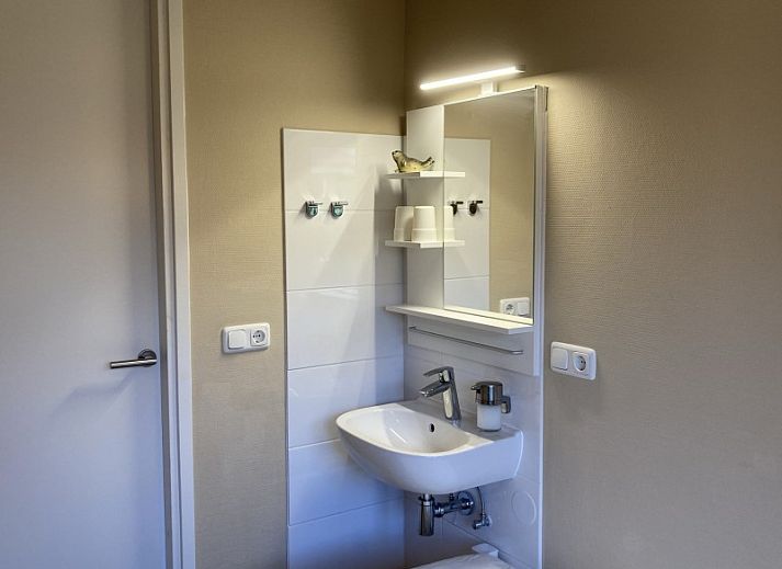 Terras van vakantiehuis Estrella in Ballum, Ameland met uitzicht op de natuurlijke omgeving van de Waddeneilanden.