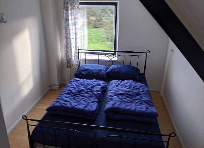 Vakantiehuis Kobbedunen in Ballum, Ameland met rode dakpannen en groene omgeving, ideaal voor een ontspannen verblijf op de Waddeneilanden.