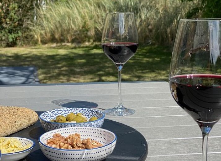 Der Bungalow Mistral in Ballum, Ameland, bietet ein rustikales Ferienerlebnis auf den Watteninseln mit einer wunderschoenen Aussicht auf die Natur.