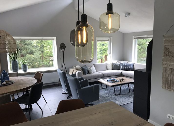 Der Bungalow Mistral in Ballum, Ameland, bietet ein rustikales Ferienerlebnis auf den Watteninseln mit einer wunderschoenen Aussicht auf die Natur.