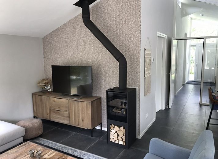 Der Bungalow Mistral in Ballum, Ameland, bietet ein rustikales Ferienerlebnis auf den Watteninseln mit einer wunderschoenen Aussicht auf die Natur.