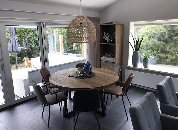 Der Bungalow Mistral in Ballum, Ameland, bietet ein rustikales Ferienerlebnis auf den Watteninseln mit einer wunderschoenen Aussicht auf die Natur.