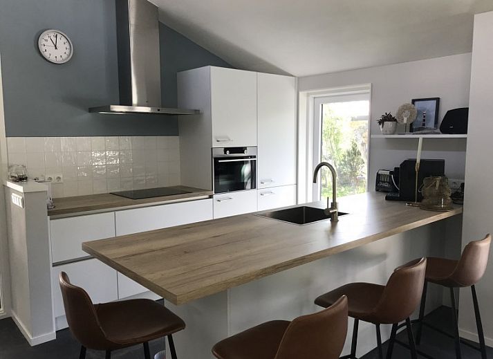 Der Bungalow Mistral in Ballum, Ameland, bietet ein rustikales Ferienerlebnis auf den Watteninseln mit einer wunderschoenen Aussicht auf die Natur.