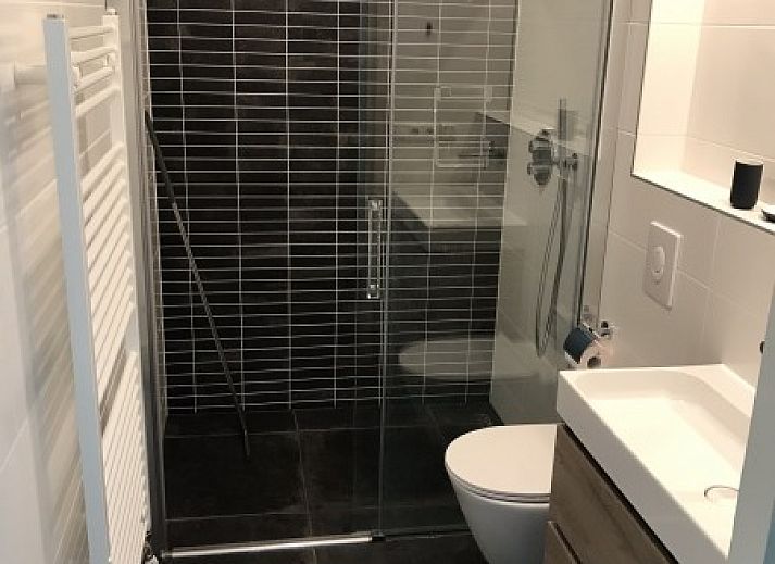 Geniessen Sie die sonnige Terrasse des Bungalows Mistral in Ballum, Ameland, mit bequemen Sitzgelegenheiten und Blick auf die Natur des Wattenmeeres.