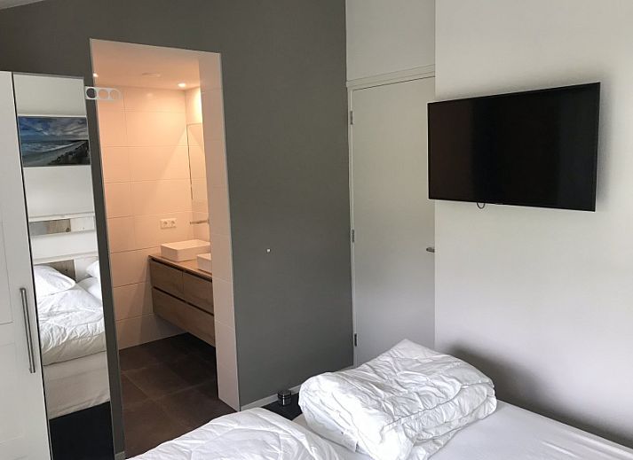 Geniessen Sie die sonnige Terrasse des Bungalows Mistral in Ballum, Ameland, mit bequemen Sitzgelegenheiten und Blick auf die Natur des Wattenmeeres.