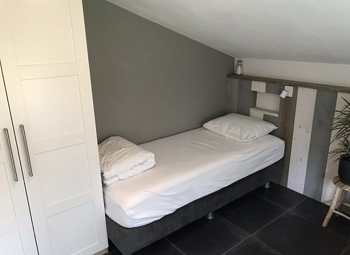 Geniessen Sie die sonnige Terrasse des Bungalows Mistral in Ballum, Ameland, mit bequemen Sitzgelegenheiten und Blick auf die Natur des Wattenmeeres.