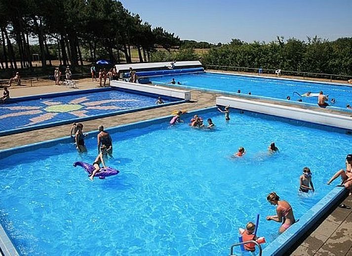 Geniessen Sie einen entspannten Nachmittag auf der Terrasse des Bungalows Mistral in Ballum, Ameland, mit herrlichem Blick auf die Natur.