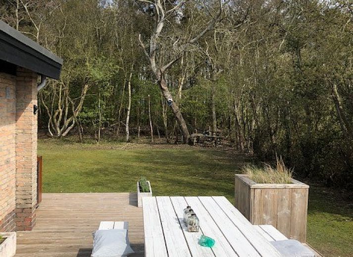 Sfeervolle woonkamer van vakantiehuis Artemis in Ballum, Ameland met een hoekbank en veel natuurlijk licht.