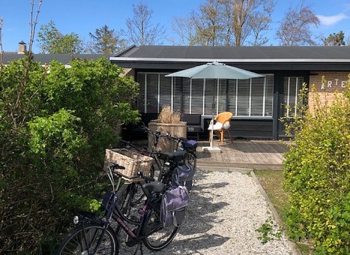 Sfeervolle woonkamer van vakantiehuis Artemis in Ballum, Ameland met een hoekbank en veel natuurlijk licht.