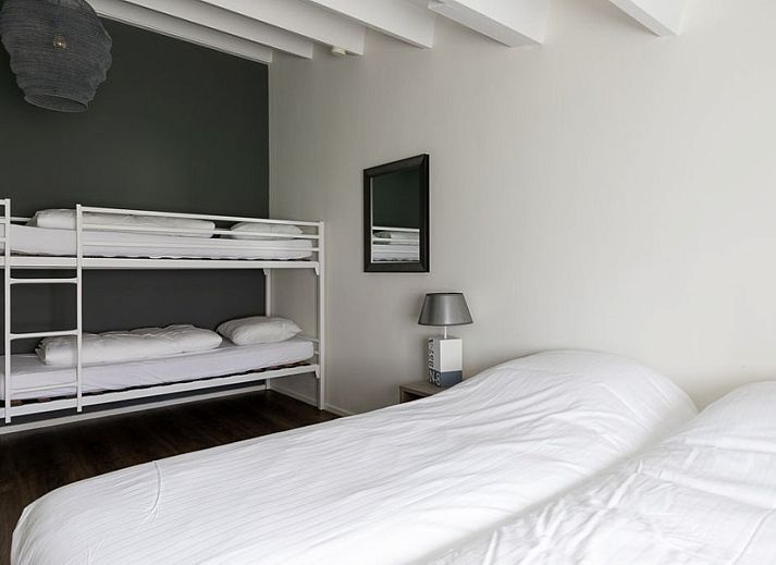 Luftaufnahme des Ferienhauses Duinroos in Ballum, Ameland, mit grossem Garten und umgebender Natur.