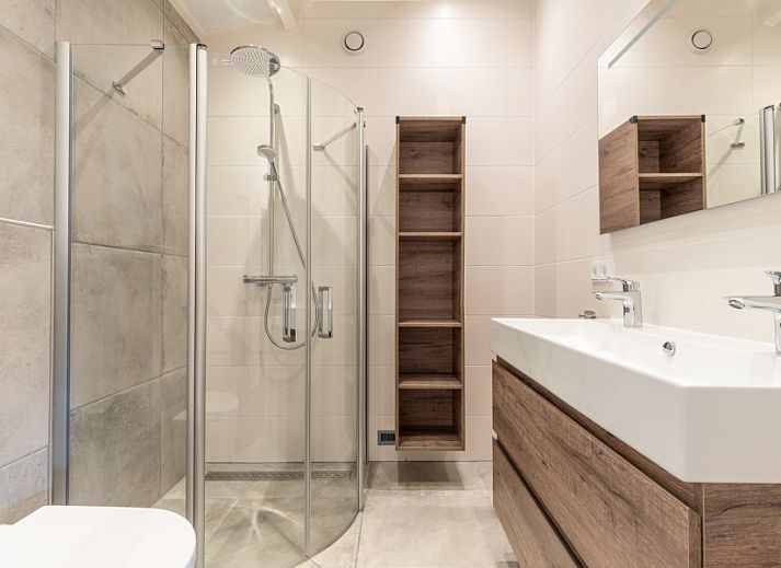 Luftaufnahme des Ferienhauses Duinroos in Ballum, Ameland, mit grossem Garten und umgebender Natur.