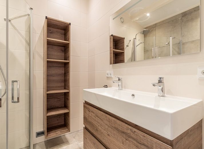 Luftaufnahme des Ferienhauses Duinroos in Ballum, Ameland, mit grossem Garten und umgebender Natur.