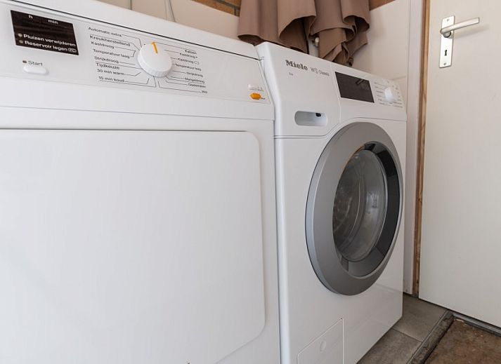 Umgebung von Vakantiewoning Duinroos, Ballum, Ameland, mit nahen Duenen und dem Meer in der Ferne.