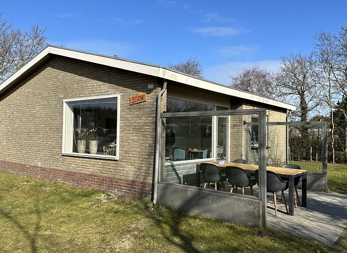Zeevonk bungalow in Ballum, Ameland met ruime tuin en terras, ideaal voor een vakantie op de Waddeneilanden.