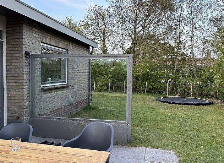Zeevonk bungalow in Ballum, Ameland met ruime tuin en terras, ideaal voor een vakantie op de Waddeneilanden.