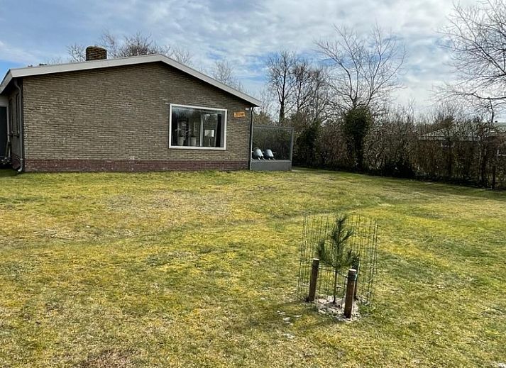 Zeevonk bungalow in Ballum, Ameland met ruime tuin en terras, ideaal voor een vakantie op de Waddeneilanden.