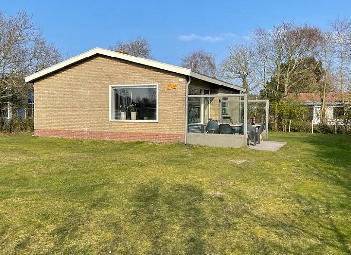 Moderne glazen veranda bij Zeevonk vakantiehuis in Ballum, Ameland, omgeven door natuur op de Waddeneilanden.