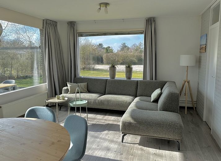 Moderne glazen veranda bij Zeevonk vakantiehuis in Ballum, Ameland, omgeven door natuur op de Waddeneilanden.