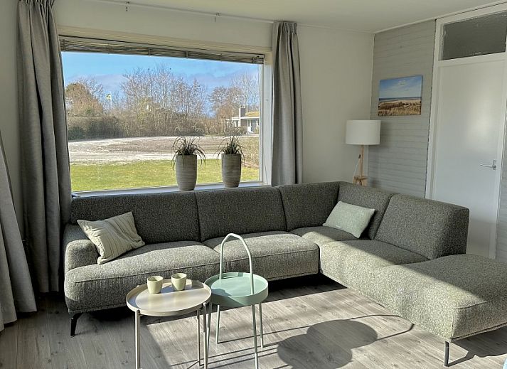 Moderne glazen veranda bij Zeevonk vakantiehuis in Ballum, Ameland, omgeven door natuur op de Waddeneilanden.
