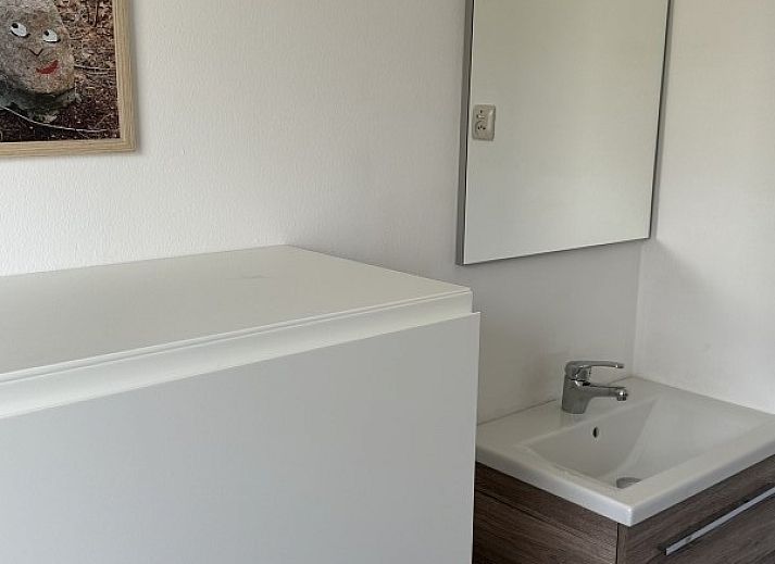 Tuin met trampoline bij Zeevonk bungalow in Ballum, Ameland, perfect voor gezinnen op de Waddeneilanden.