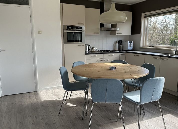 Tuin met trampoline bij Zeevonk bungalow in Ballum, Ameland, perfect voor gezinnen op de Waddeneilanden.