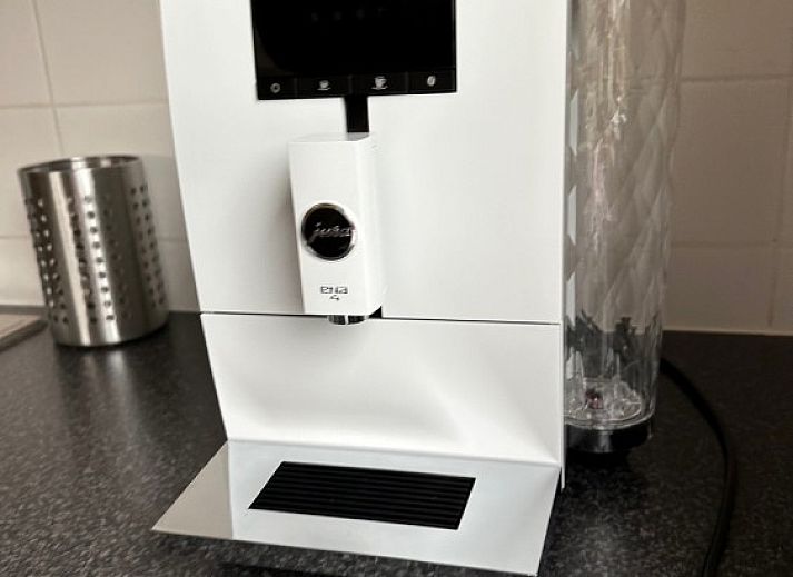 Tuin met trampoline bij Zeevonk bungalow in Ballum, Ameland, perfect voor gezinnen op de Waddeneilanden.