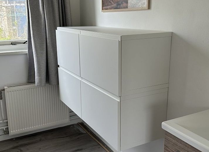 Tuin met trampoline bij Zeevonk bungalow in Ballum, Ameland, perfect voor gezinnen op de Waddeneilanden.