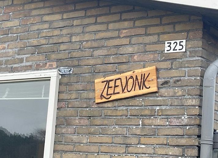 Zeevonk bungalow in Ballum, Ameland, omringd door een ruime tuin, ideaal voor ontspanning op de Waddeneilanden.