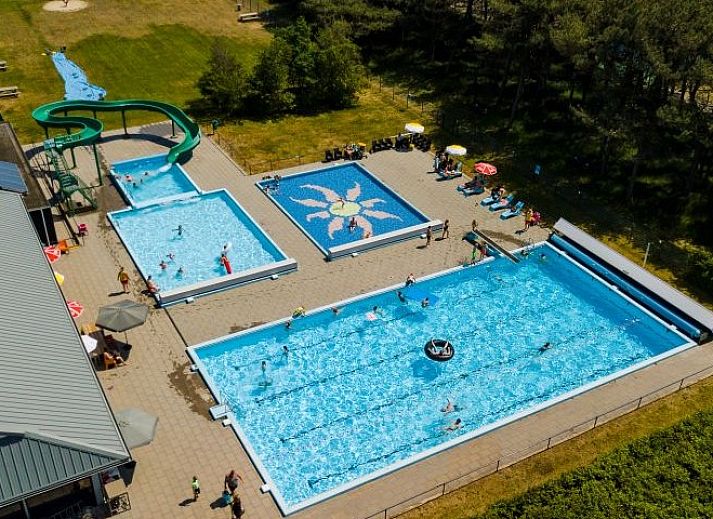 Zeevonk bungalow in Ballum, Ameland, omringd door een ruime tuin, ideaal voor ontspanning op de Waddeneilanden.