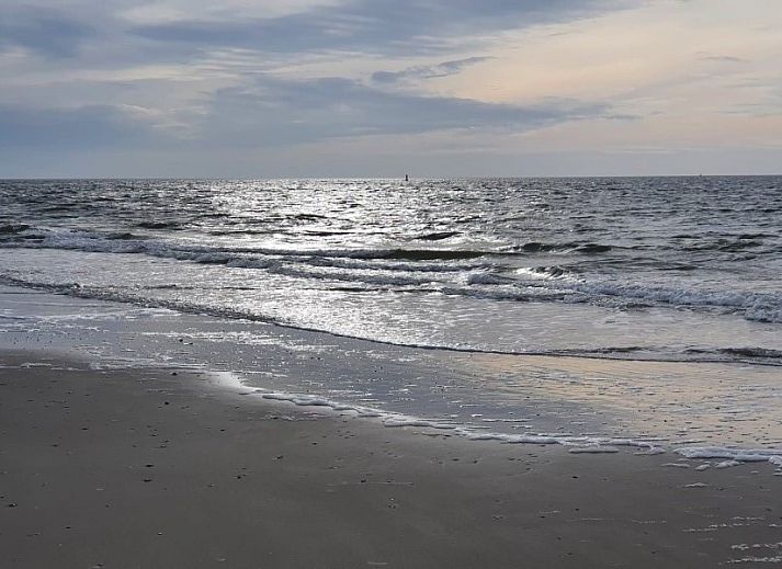 Zeevonk bungalow in Ballum, Ameland, omringd door een ruime tuin, ideaal voor ontspanning op de Waddeneilanden.
