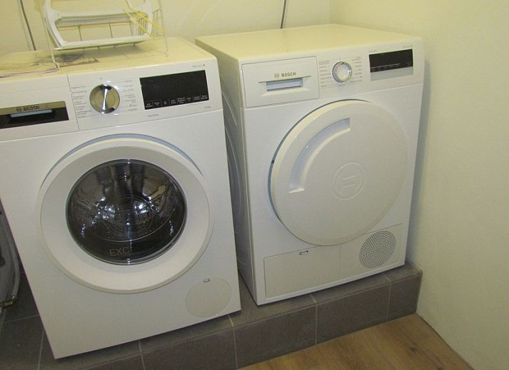 Gemuetliche Terrasse im Ferienhaus Bakkers Hiem in Ballum, Ameland, ideal fuer Mahlzeiten im Freien auf den Watteninseln.