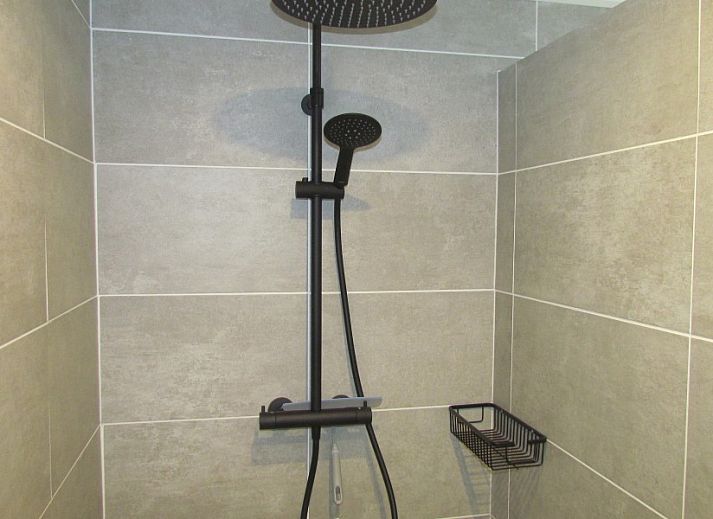 Gemuetliche Terrasse im Ferienhaus Bakkers Hiem in Ballum, Ameland, ideal fuer Mahlzeiten im Freien auf den Watteninseln.