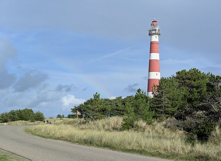 Moderne Kueche der Finn Lodge, einem Ferienhaus in Ballum, Ameland, mit Holzelementen und maritimen Dekorationen.