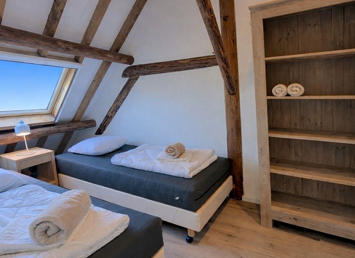 Moderne Kueche der Finn Lodge, einem Ferienhaus in Ballum, Ameland, mit Holzelementen und maritimen Dekorationen.