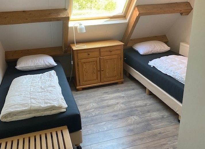 Modernes Wohnzimmer der Tree Lodge, Ballum, Ameland mit grossen Sofas und Flachbildfernseher.