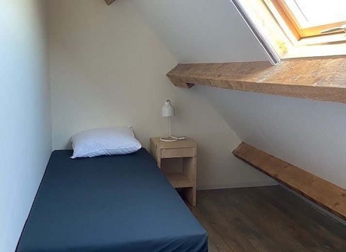 Modernes Wohnzimmer der Tree Lodge, Ballum, Ameland mit grossen Sofas und Flachbildfernseher.