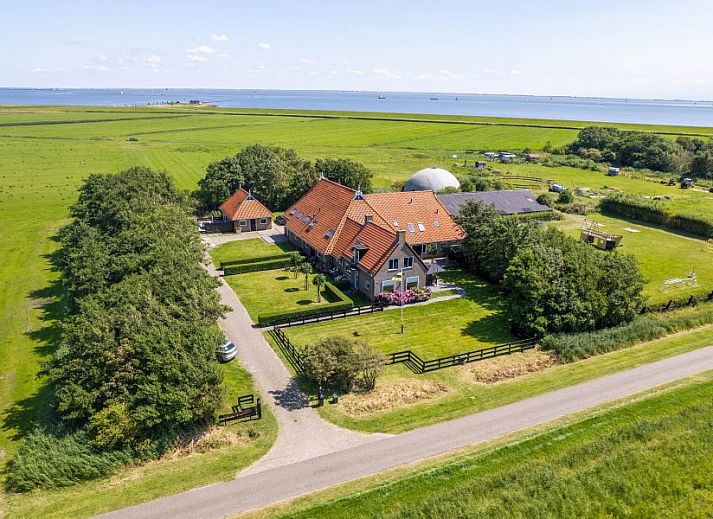 Voll ausgestattete Kueche in Tree Lodge, Ballum, Ameland mit modernen Geraeten.