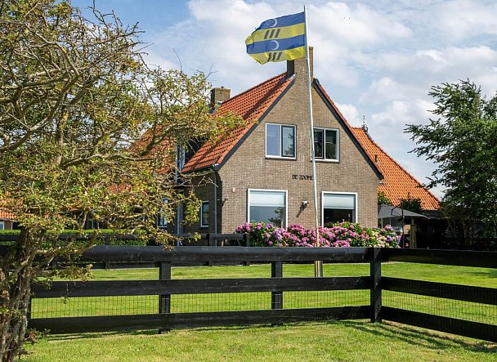 Voll ausgestattete Kueche in Tree Lodge, Ballum, Ameland mit modernen Geraeten.