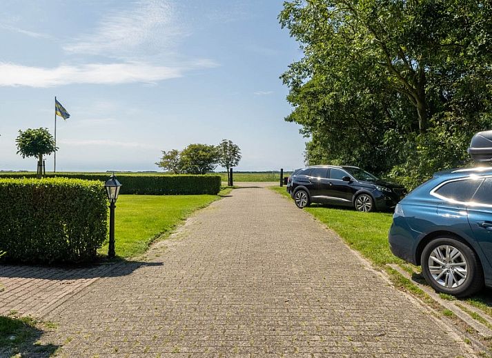 Gemuetliche Essecke im Apartment Fleurie, Ballum, Ameland mit dunklem Holztisch und Lederstuehlen.