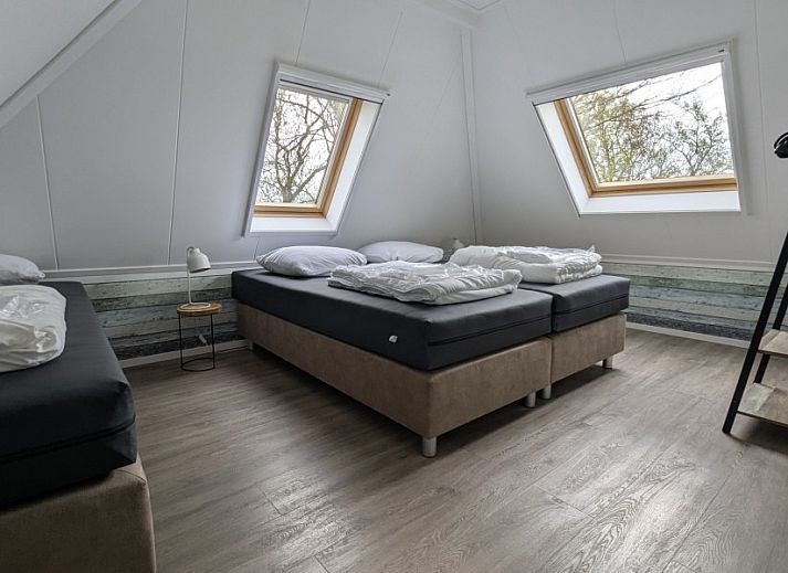 Modernes Wohnzimmer im Ferienhaus Lodge 't Pandje, Ballum, Ameland mit Flachbildfernseher und stilvoller Einrichtung.