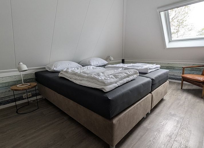 Modernes Wohnzimmer im Ferienhaus Lodge 't Pandje, Ballum, Ameland mit Flachbildfernseher und stilvoller Einrichtung.