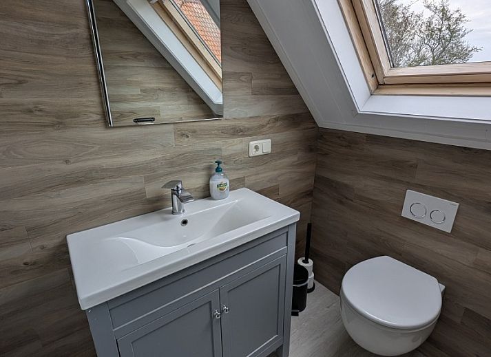 Modernes Wohnzimmer im Ferienhaus Lodge 't Pandje, Ballum, Ameland mit Flachbildfernseher und stilvoller Einrichtung.