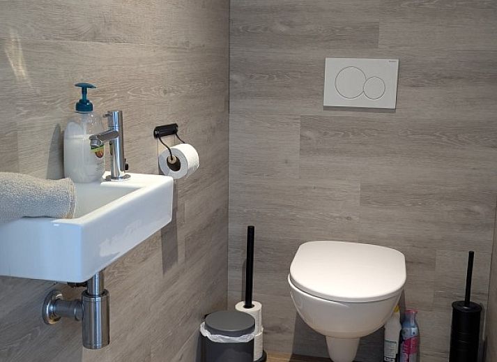 Modernes Wohnzimmer im Ferienhaus Lodge 't Pandje, Ballum, Ameland mit Flachbildfernseher und stilvoller Einrichtung.